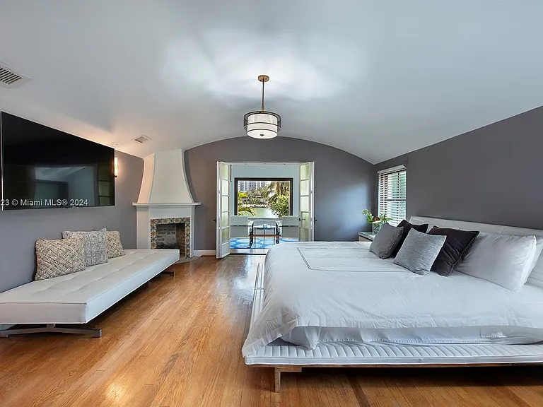 4745 Pine Tree Dr — Photo 16
