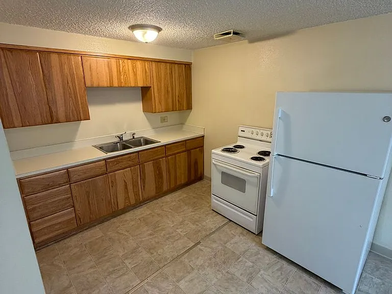 Pinewood Apartments — Photo 15