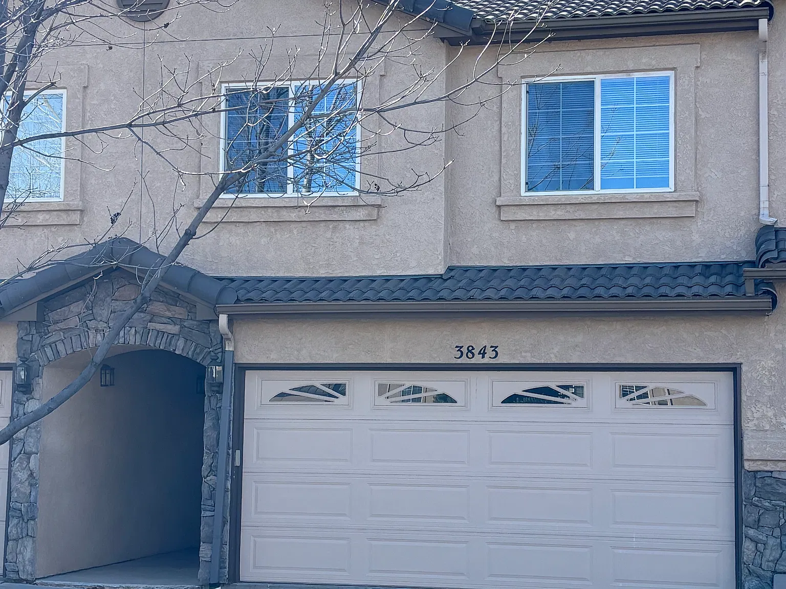 3 bed, 1374 sqft, $1,950 — Photo 1