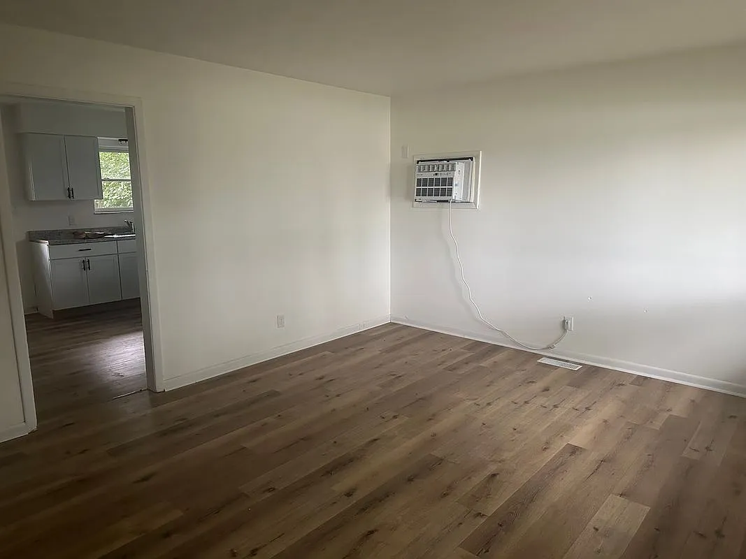 2 bed, 1.0 bath, 837 sqft, $950 — Photo 1