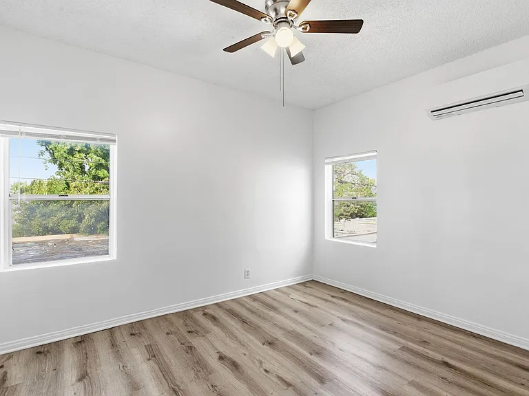 707 W 48th Street — Photo 13