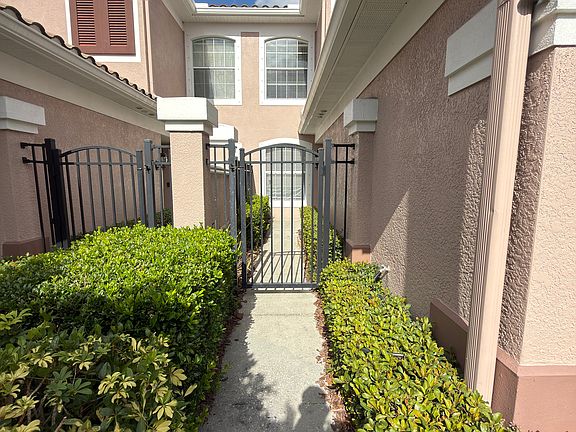 2nd image of 2113 Carriage Ln