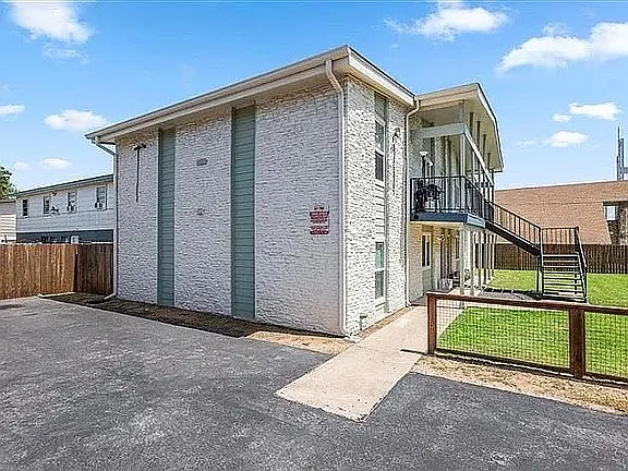 1904 Hearthstone Drive, Unit 102 — Photo 2