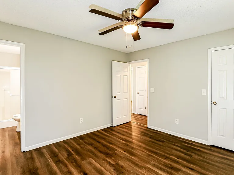 514 NW Woodbury Dr — Photo 8