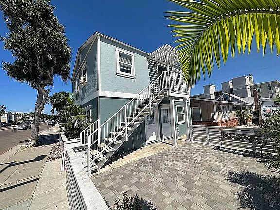 2nd image of 802 1/2 El Carmel Pl #802-1/2