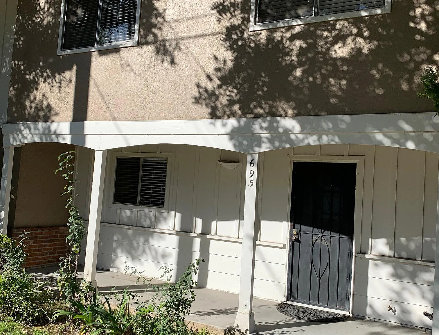 695 E Lee Pl — Photo 2