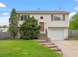 29 Seminole Trl, Cranston, RI 02921