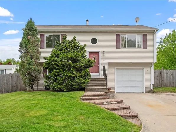 29 Seminole Trl, Cranston, RI 02921