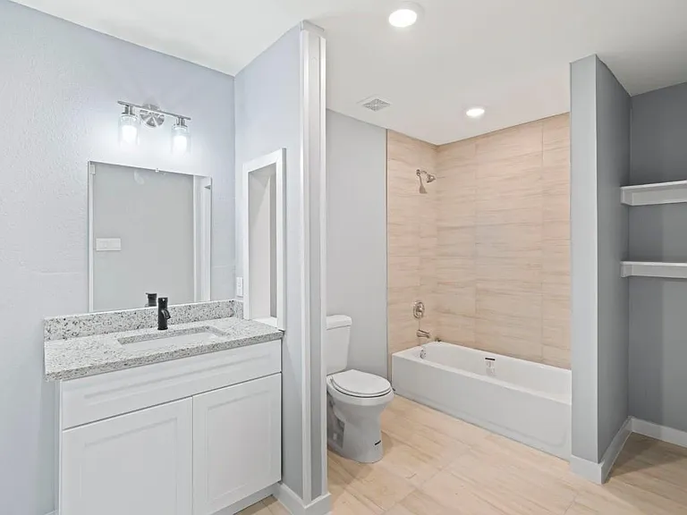 204 E Houston St #B — Photo 6