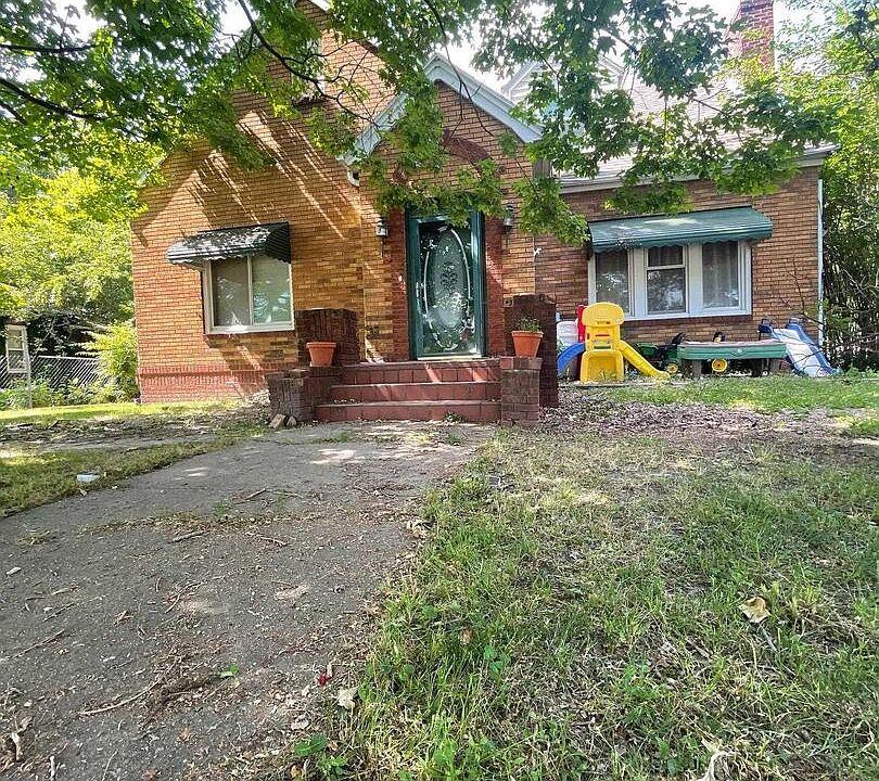 1st image of 407 E Poplar St