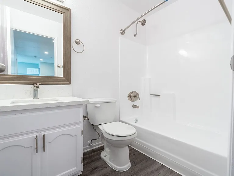 226 South Serrano — Photo 48