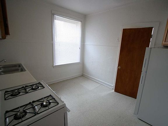3rd image of 925 E 46th St #2W
