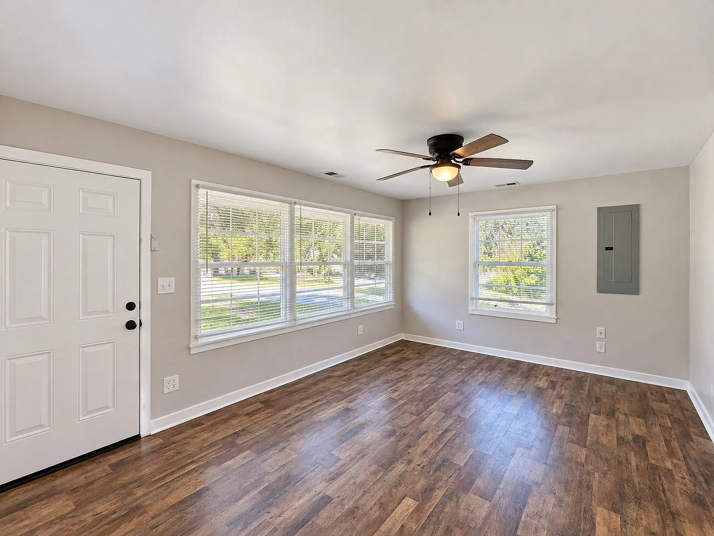 3 bed, 1.0 bath, 925 sqft, $1,950 — Photo 3