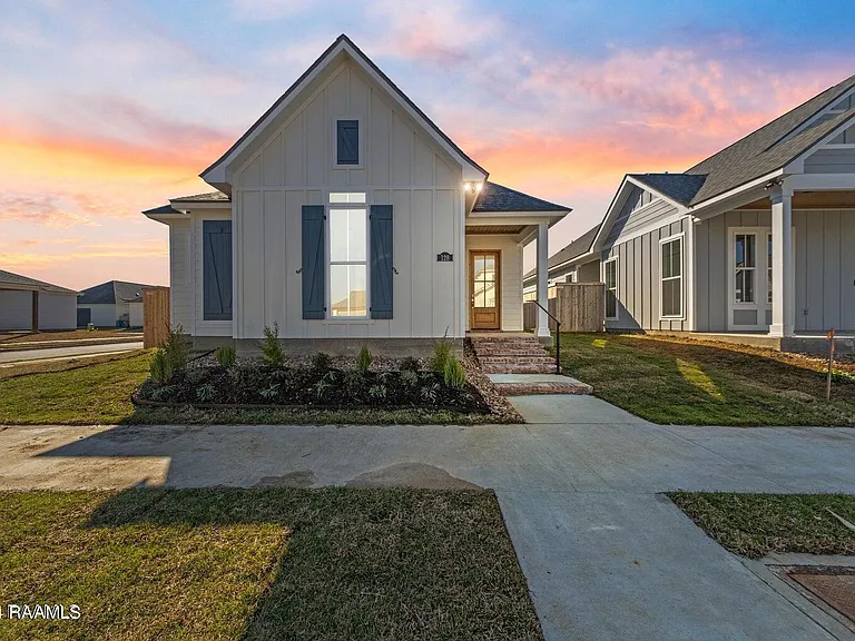 128 Oak Village Dr — Photo 2