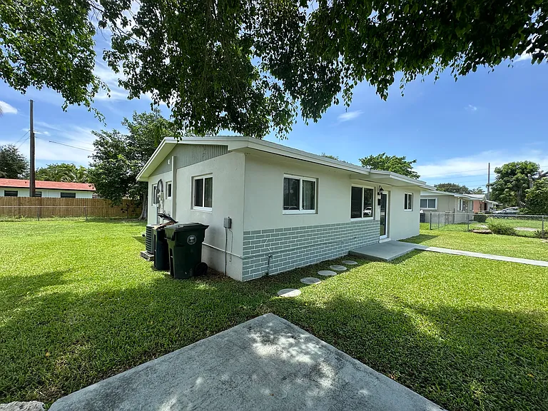 6265 SW 59th Ave — Photo 3