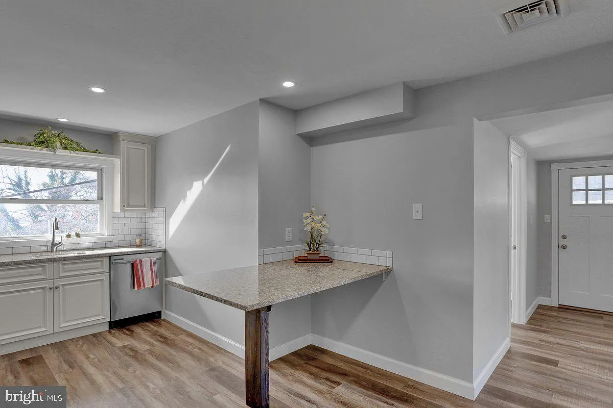 2 bed, 980 sqft, $1,895 — Photo 3