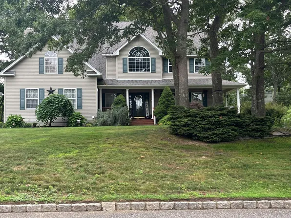 1 Old Brookville Ct, Manorville, NY 11949