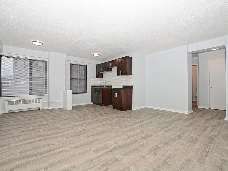 7200 Coles — Photo 11