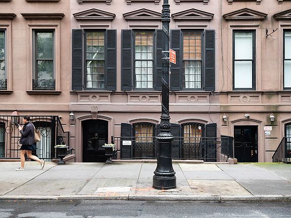 3rd image of 130 E 62nd St APT 4