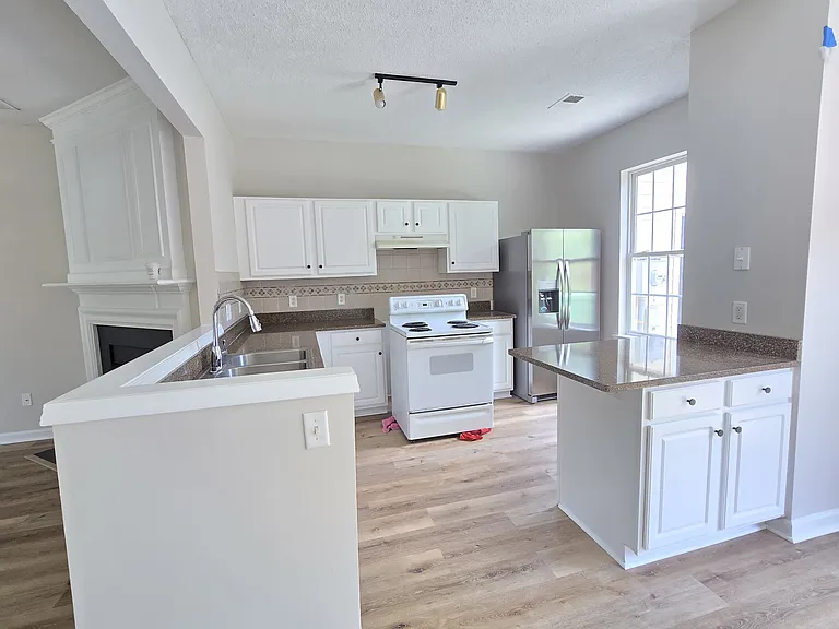 3902 Elizabeth Glen Way — Photo 4
