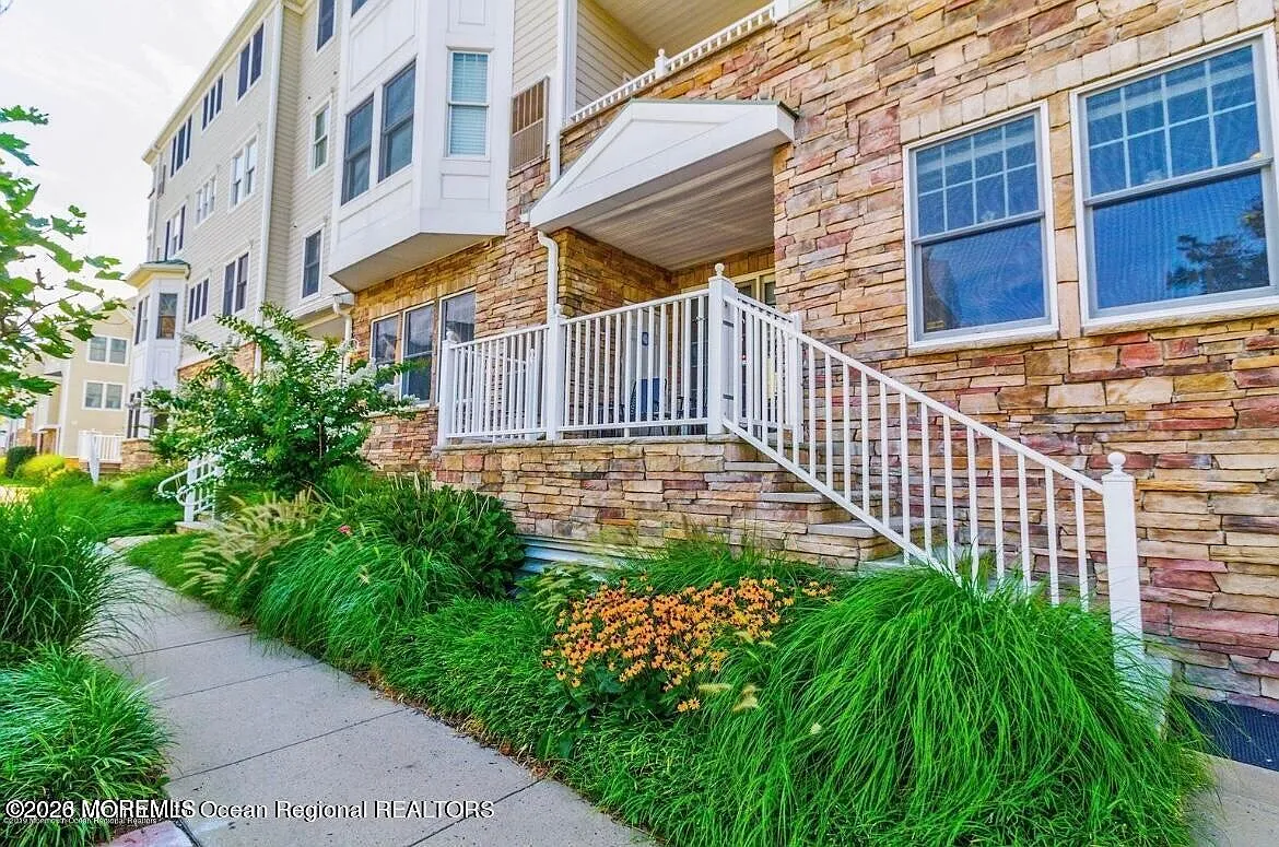 2 bed, 1556 sqft, $4,000 — Photo 3