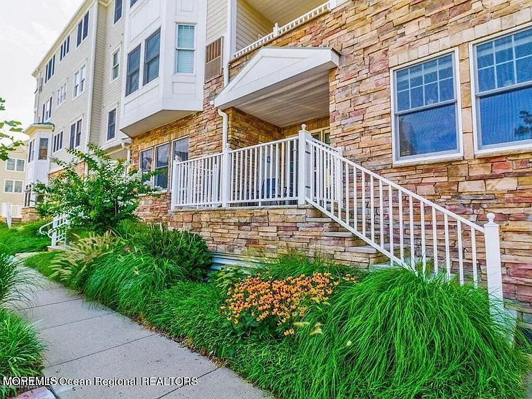 22 Cooper Ave #110 — Photo 2
