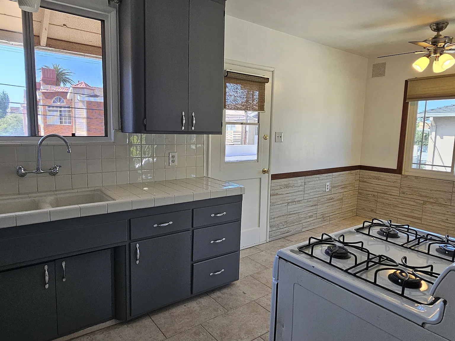 428 W Stocker St — Photo 1