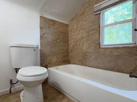 3rd image of 10044 Whitcomb St
