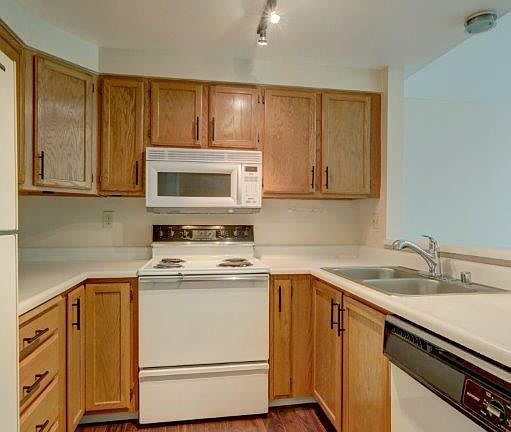 5th image of 2525 NE 195th St APT 304