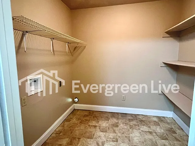 110 Willow Gardens Ct — Photo 16