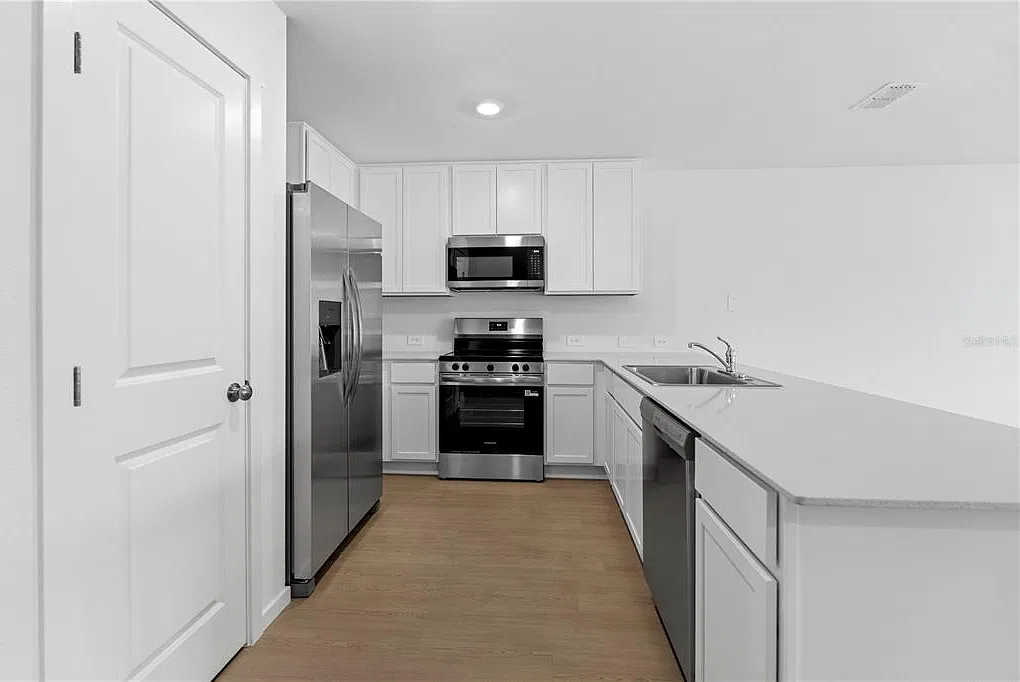 3 bed, 2.5 bath, 1378 sqft, $2,100 — Photo 3