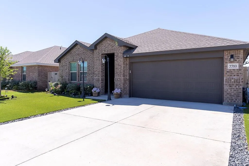 4 bed, 2.0 bath, 1865 sqft, $3,500 — Photo 3