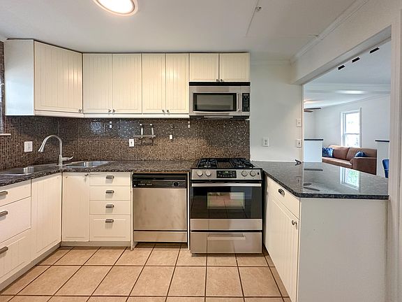 5th image of 524 E Farnum Ave