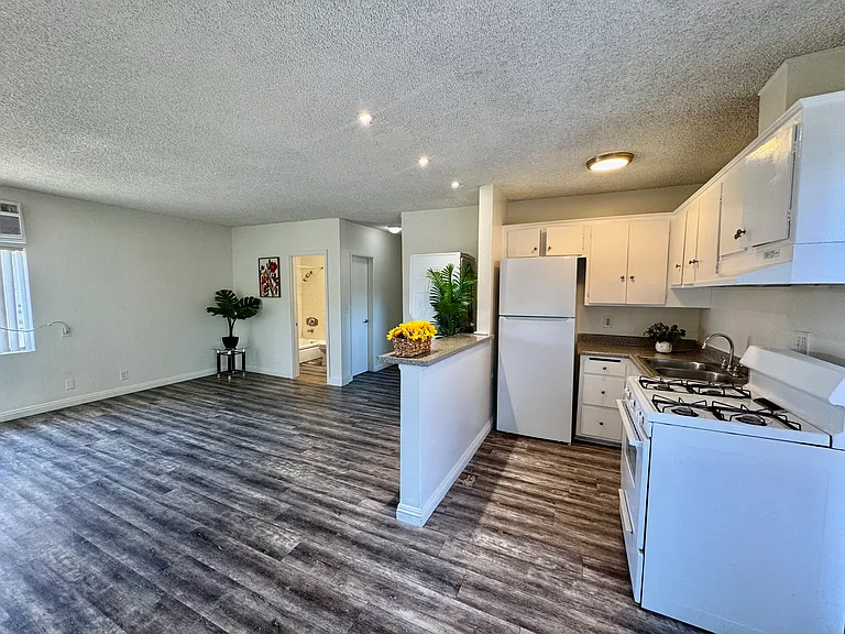 1230 W 29th St #14 — Photo 3