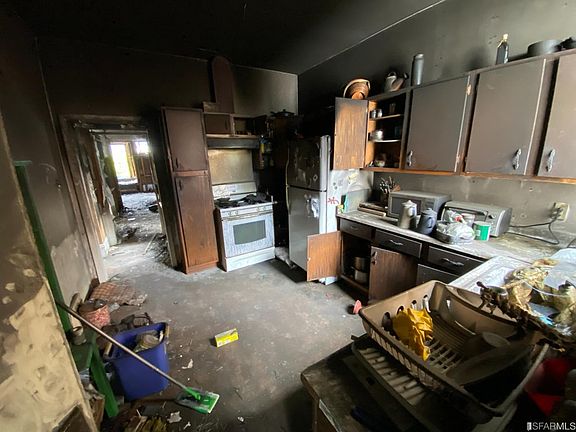4th image of 66 Delano Ave