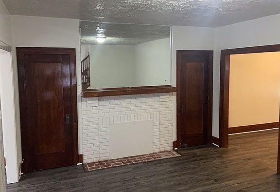 4th image of 28 E Hillcrest Ave