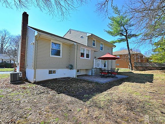 4th image of 7 Robin Rd