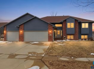 3205 S Bluegrass Ct, Sioux Falls, SD 57103