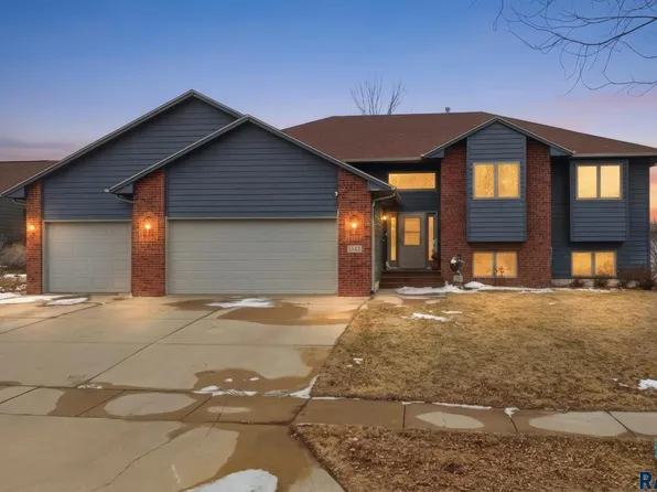 3205 S Bluegrass Ct, Sioux Falls, SD 57103