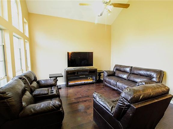 4th image of 331 W Red Bird Ln