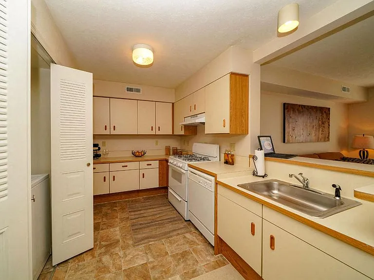 Autumn Lakes Apartments and Townhomes — Photo 71