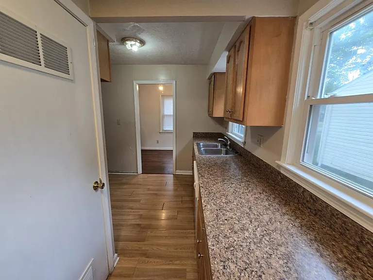 2553 Greenvale Rd — Photo 8
