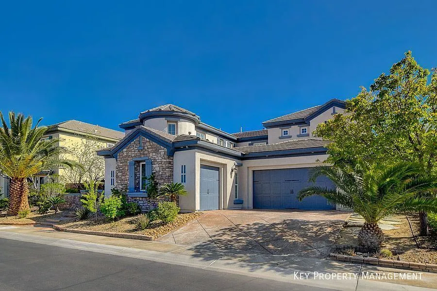 Luxurious 5 Bedroom home in prestigious Macdonald Highlands on the 12th fairway — Photo 2