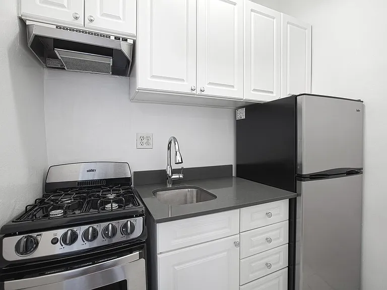 160 W 71st St #4M — Photo 4