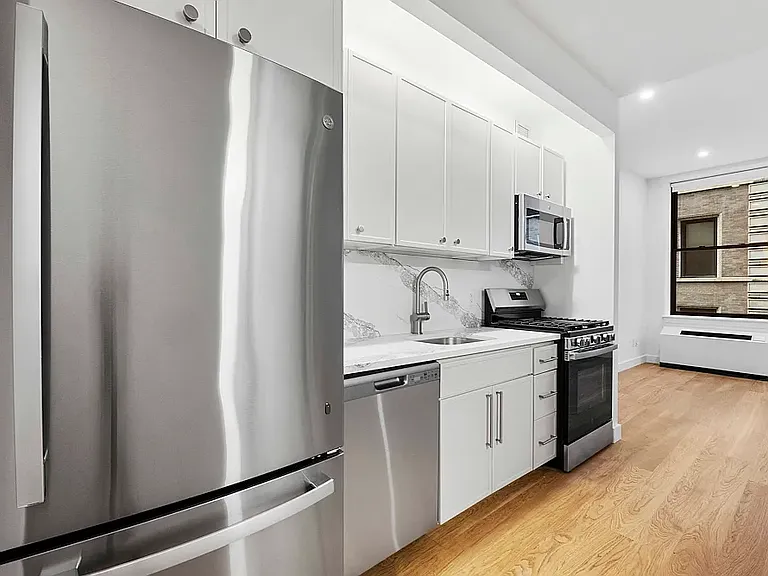 37 Wall St #11T — Photo 1