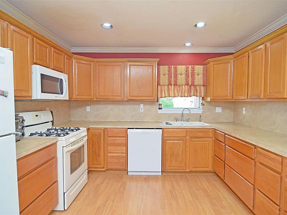 4th image of 2719 Sweetgum St