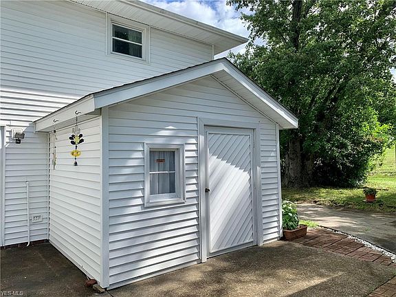 4th image of 26810 Huckleberry Dr