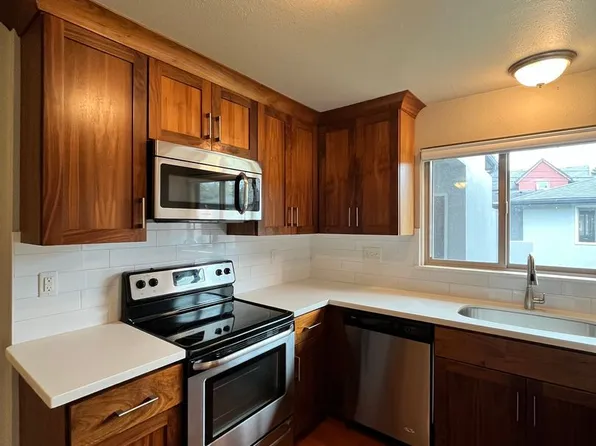 Extra Large / Close-In 2 Bedroom! Hardwood Floors, In-Unit Washer/Dryer & Pet Friendly!, 1930 SE Ash St, Portland, OR 97214