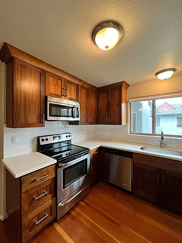 Extra Large / Close-In 2 Bedroom! Hardwood Floors, In-Unit Washer/Dryer & Pet Friendly! Photo 1