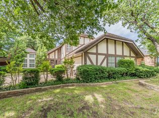 305 Warbler Dr, Bedford, TX 76021